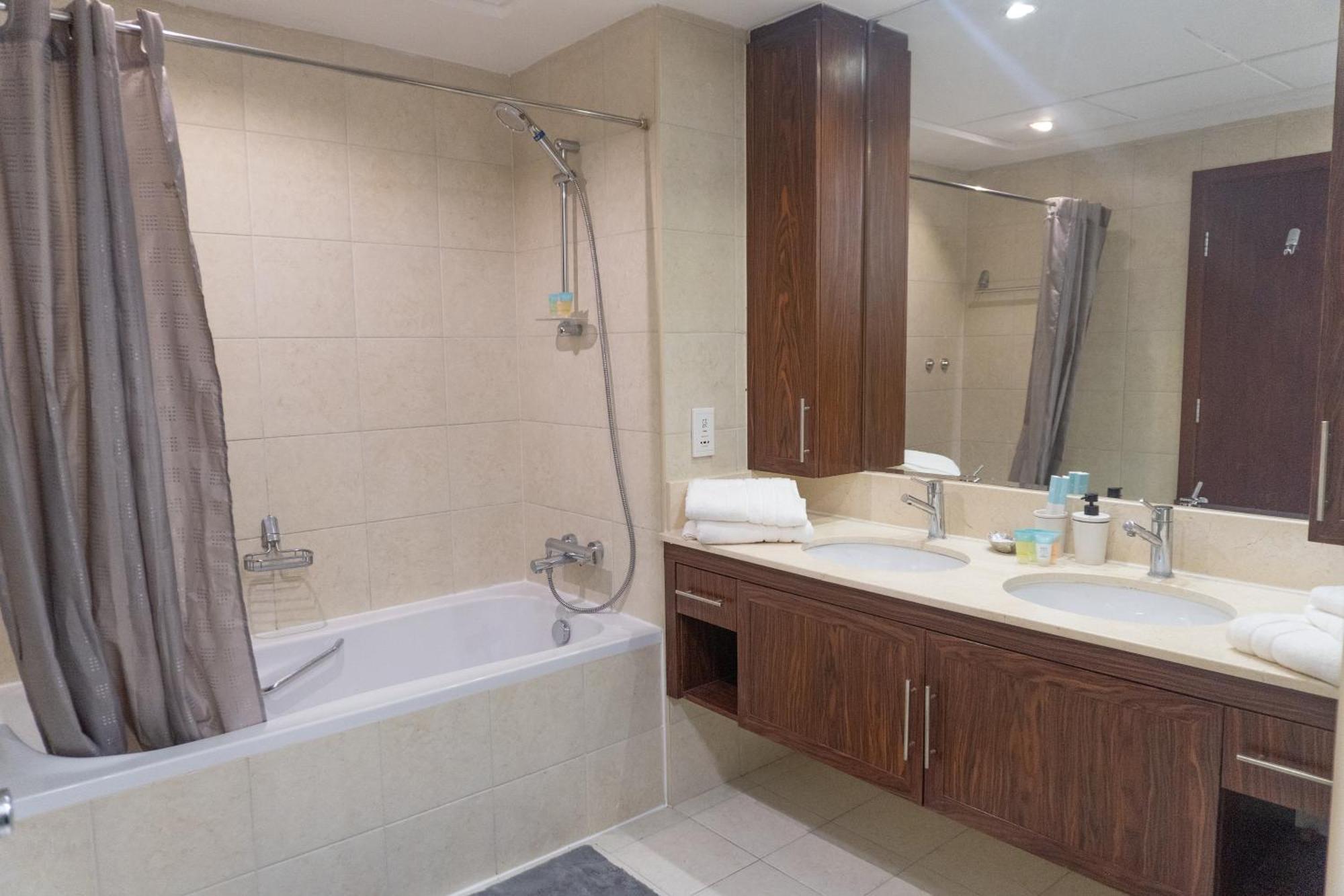 Апартаменты Downtown Oasis, Burj Khalifa Views, Luxury Amenities Дубай Экстерьер фото