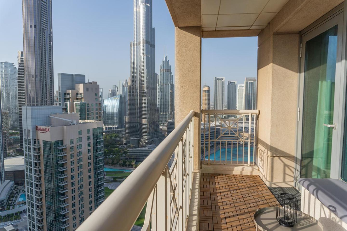 Апартаменты Downtown Oasis, Burj Khalifa Views, Luxury Amenities Дубай Экстерьер фото